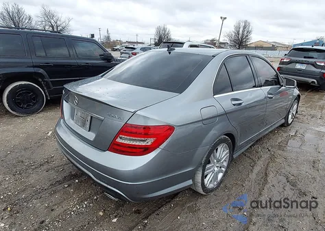 2013 Mercedes-Benz C 300 Sport 4Matic z USA, uszkodzony, nr VIN WDDGF8ABXDG083998